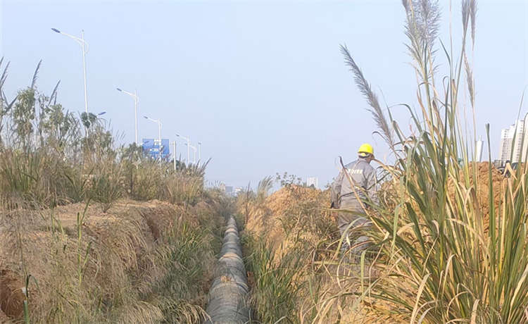 鋼材場槽鋼批發(fā)，Q235B角鋼價(jià)格，2220螺旋管，377螺旋焊管